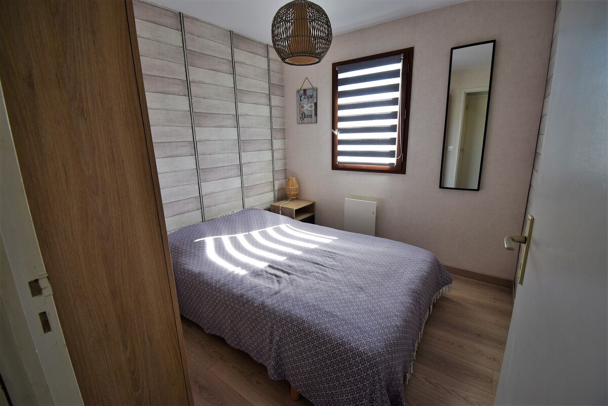 chumba cha kulala kilicho na kitanda mara mbili cha 140x190 kilicho na duvet na mito 2 na kabati la kuhifadhia. Godoro lilibadilishwa mapema mwezi Septemba mwaka 2023.