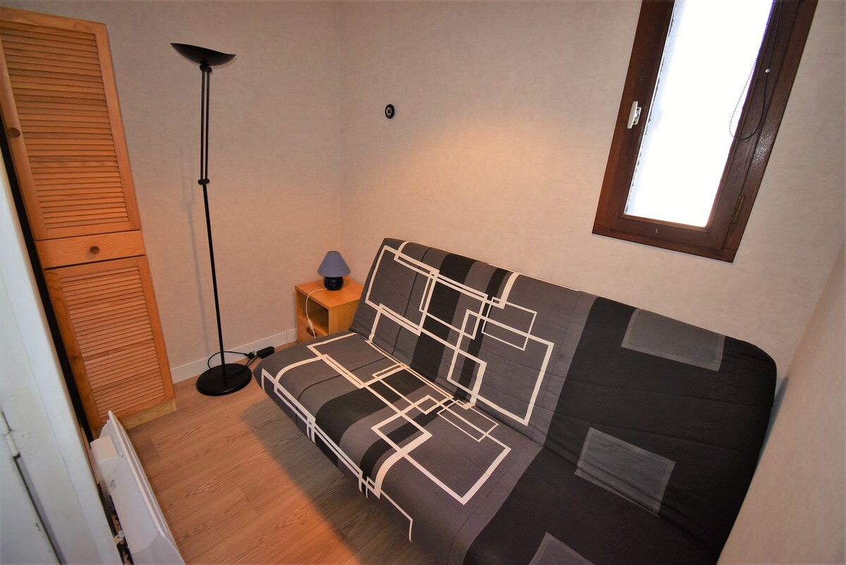 Eneo la nyumba ya mbao iliyo na kitanda cha sofa sentimita 130 x 190 iliyo na mito 2 na duvet iliyo kwenye hifadhi. Kona hii inafungwa kwa mlango halisi. Inafaa kwa watoto lakini wanandoa wazima watalala vizuri sana: godoro lilibadilishwa mwaka 2022.