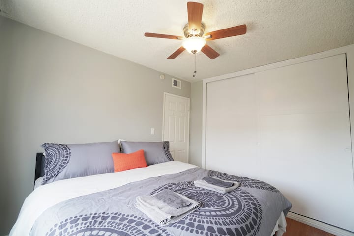 1号卧室-加大双人床，配有大衣橱，电视即将进入卧室