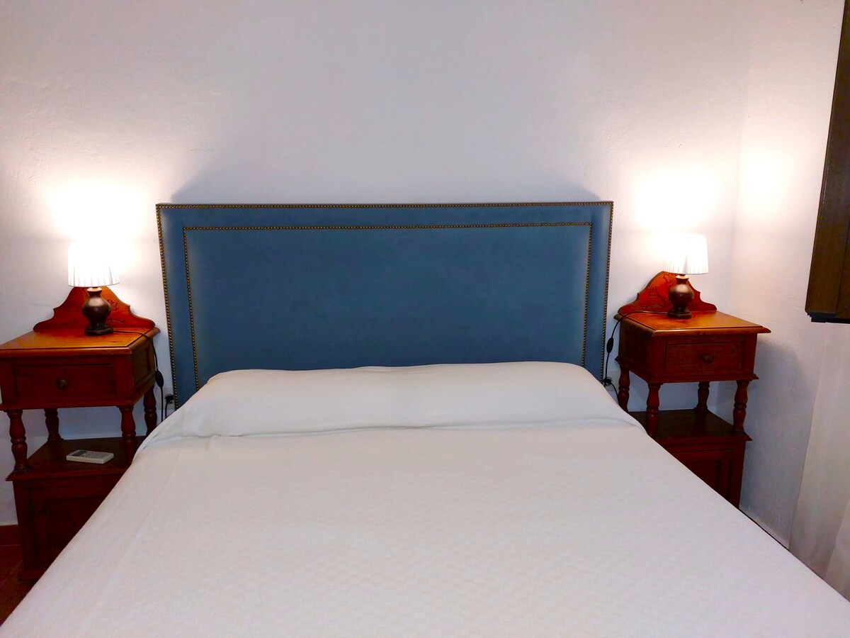 Jednostavna spavaća soba za ugodan san. Krevet 150x090 cm. jednostruki jastuci, noćni ormarići i pojedinačne svjetiljke. Prozor protiv buke, mreža za komarce i roletna. Spavati bez svjetla bez buke i komaraca