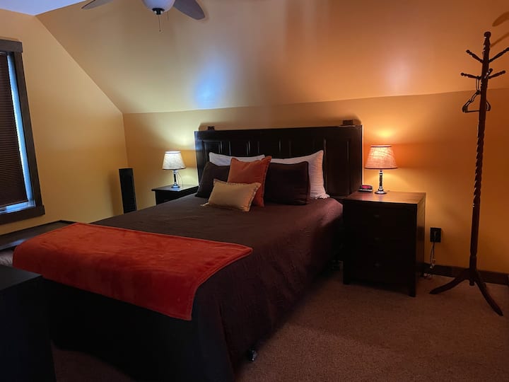 Upper-level queen bedroom #2.