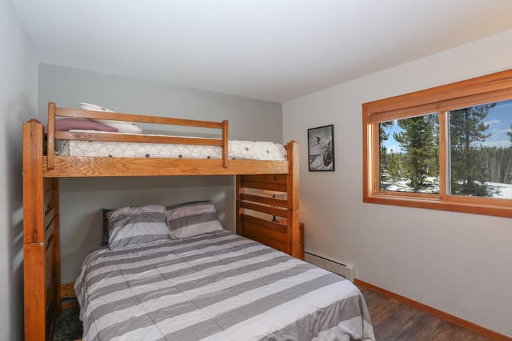 Soba za goste - bračni krevet (širine 150 - 179 cm) i krevet na kat