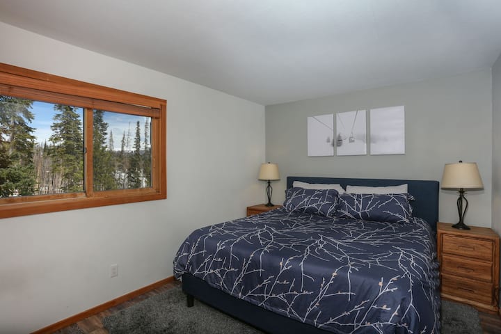 Glavna spavaća soba - bračni krevet (širine 180 - 200 cm), madrac od memorijske pjene