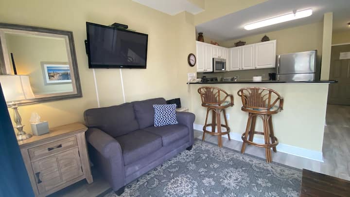 La sala de estar está abierta a la cocina completa y a la barra del desayuno.