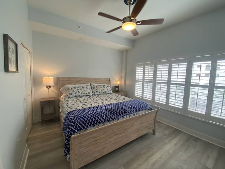 Cama tamaño king con armario completo y cómoda y su propio baño privado de 3 piezas.
