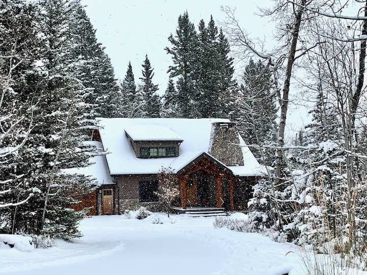 Entire Luxury Home in the Forest Houses for Rent in Priddis, Alberta