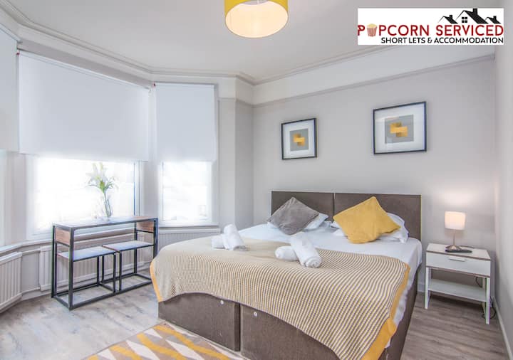 חדר שינה ב -  Popcorn Short Lets & Serviced Accommodation