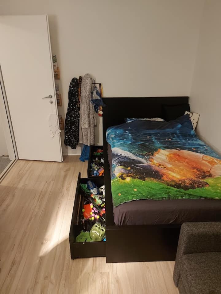 חדר שינה לילדים עם מיטה בגודל 120 ס"מ