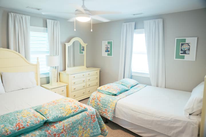 спалната соба 4 се поврзува со бањата во ходникот