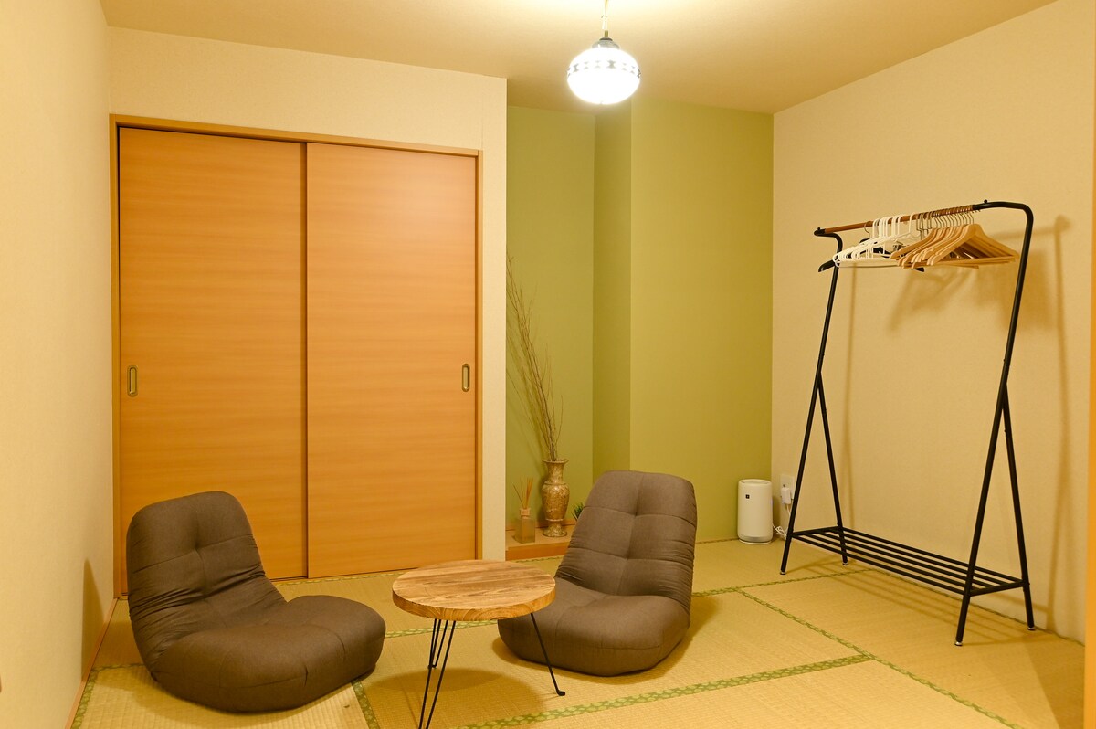 คุณสามารถผ่อนคลายในห้องสไตล์ญี่ปุ่นหรือจะวางฟูกนอน 3 ตัวและใช้ในห้องนอนก็ได้เด็กเล็กจะปลอดภัยกว่าบนฟูกแทนที่จะเป็นเตียงดังนั้นโปรดสบายใจกับพ่อและแม่ของคุณนอกจากนี้เรายังมีเครื่องฟอกอากาศเพื่อให้คุณมั่นใจได้!