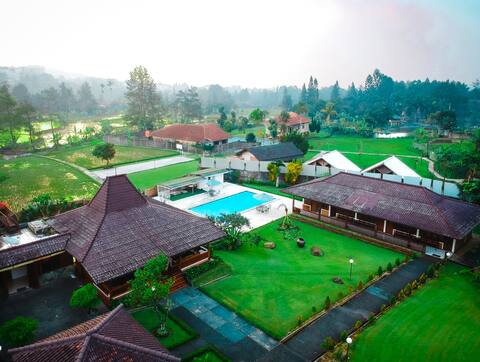 Villa Bango Puncak 8BR, Your Own Private Villa