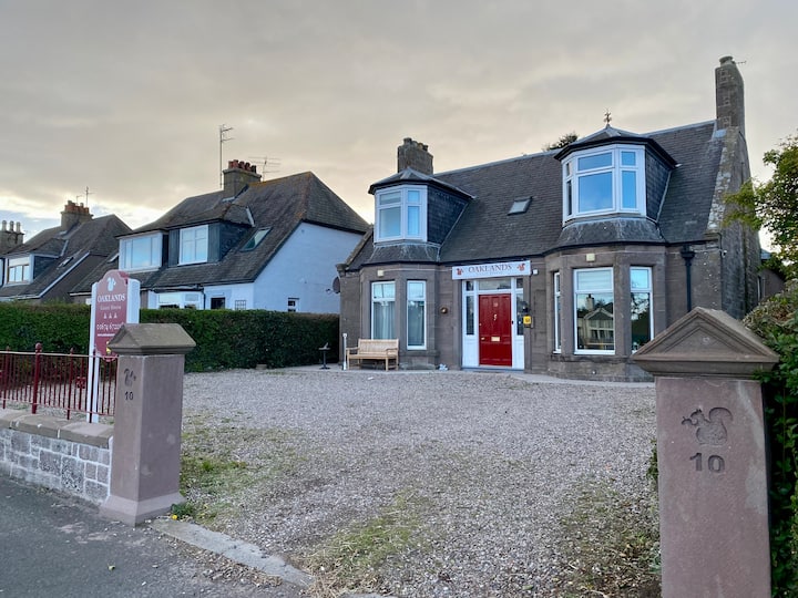 Oaklands Guest House Family Room Bed and breakfasts for Rent in