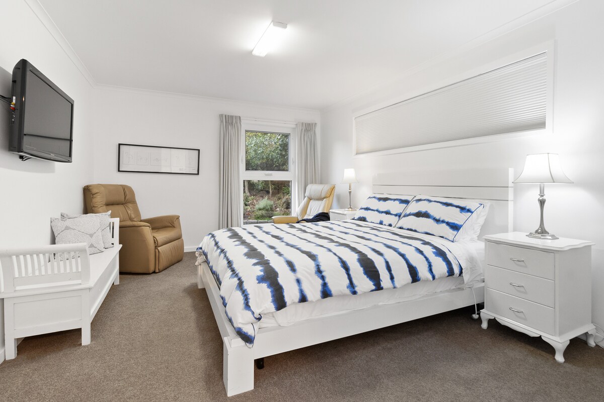 غرفة النوم الثانية فسيحة وتتصل بالحمام الثاني.