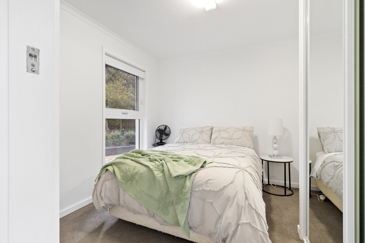 غرفة النوم الثالثة هي ملاذ سلمي آخر.