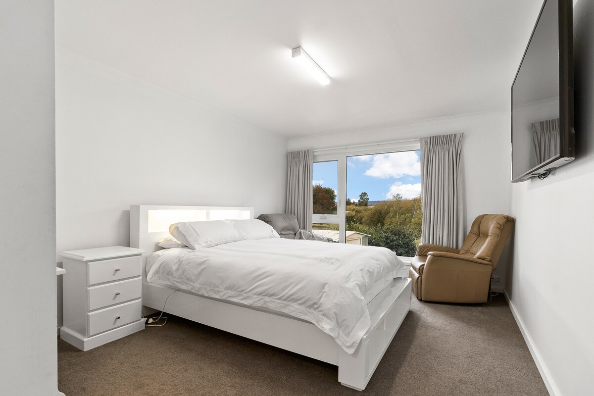 تطل غرفة النوم الرئيسية على البحيرة والعشب الأخضر في المقدمة. الخصوصية وأشعة الشمس ترحب بك في الصباح.