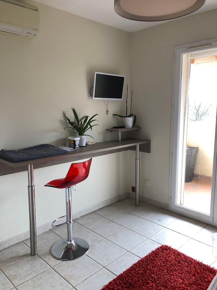 Rotes Schlafzimmer 1 Doppelbett