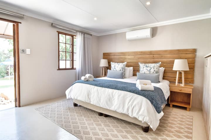 Self-Catering Suite: This modern, self-catering suite (65 m2) has unique wooden features to create that cosy look and feel. King size bed or twin beds with Egyptian cotton bedding. Pool view.