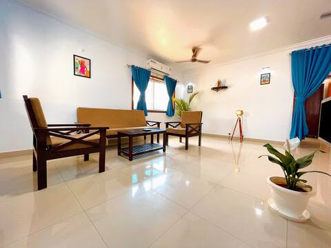 Beautiful villa with pool, walk to beach