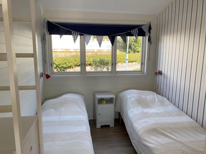 Bed room with 2 singel beds 200x80 cm.