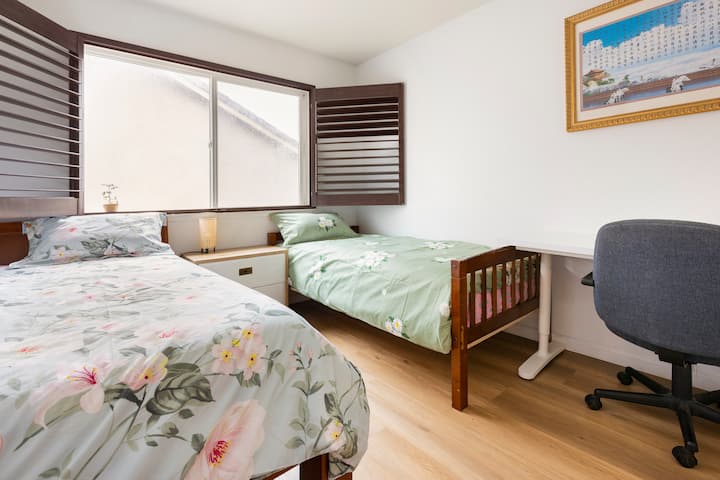 2 Single Beds & Neat Cozy Room With Full Bathroom