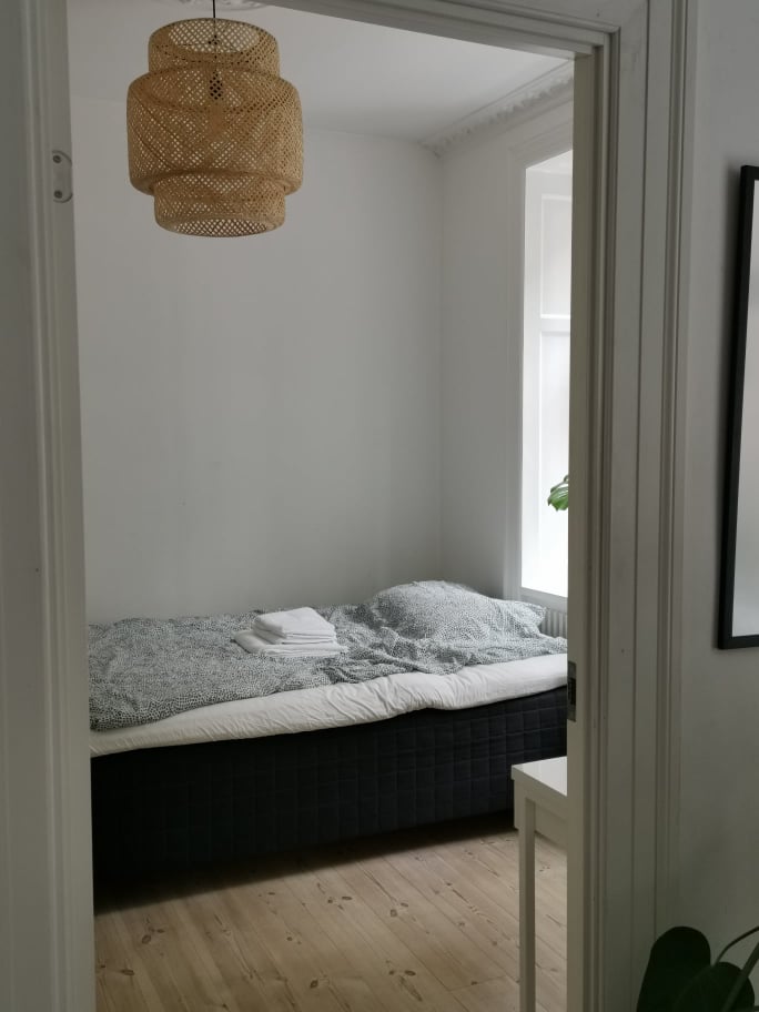 Spálňa 3 s posteľou 140 cm, písacím stolom a televízorom