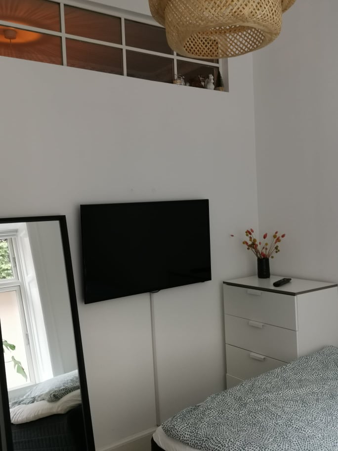 Spálňa 3 s posteľou 140 cm, písacím stolom a televízorom