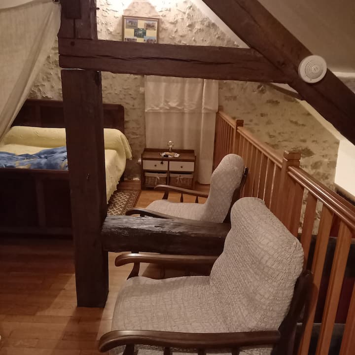 2. félemeletes ágy függönnyel elválasztva