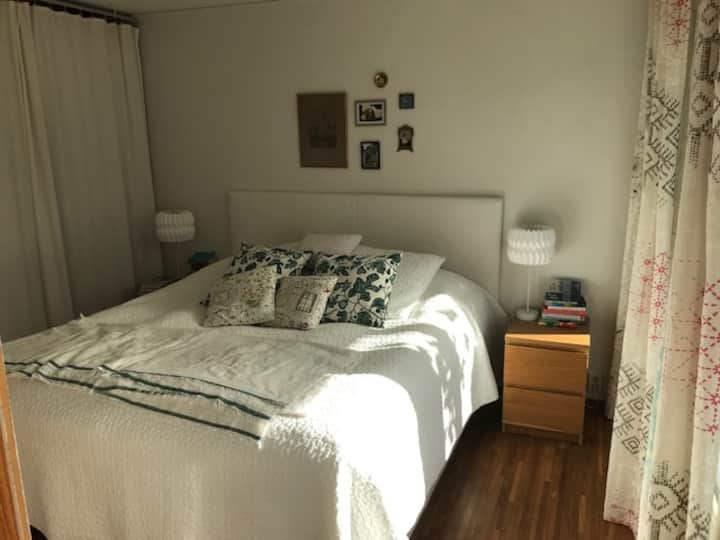 chumba cha kulala na kitanda cha sentimita 180