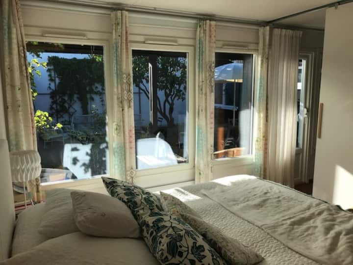 chumba cha kulala kinachoangalia yadi ya ndani