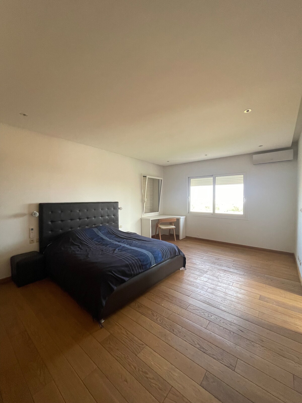 Spálňa 5 so sedadlami a písacím stolom a táto izba má vlastnú kúpeľňu s vaňou  a vlastnú terasu s výhľadom na Fez.