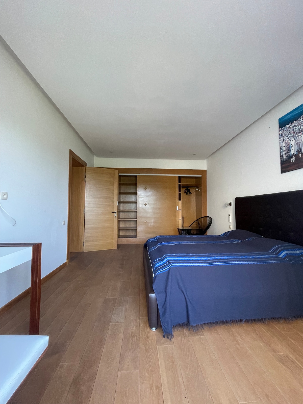 Spálňa 3 so sedadlami a písacím stolom a prístupom na balkón s výhľadom do záhrady