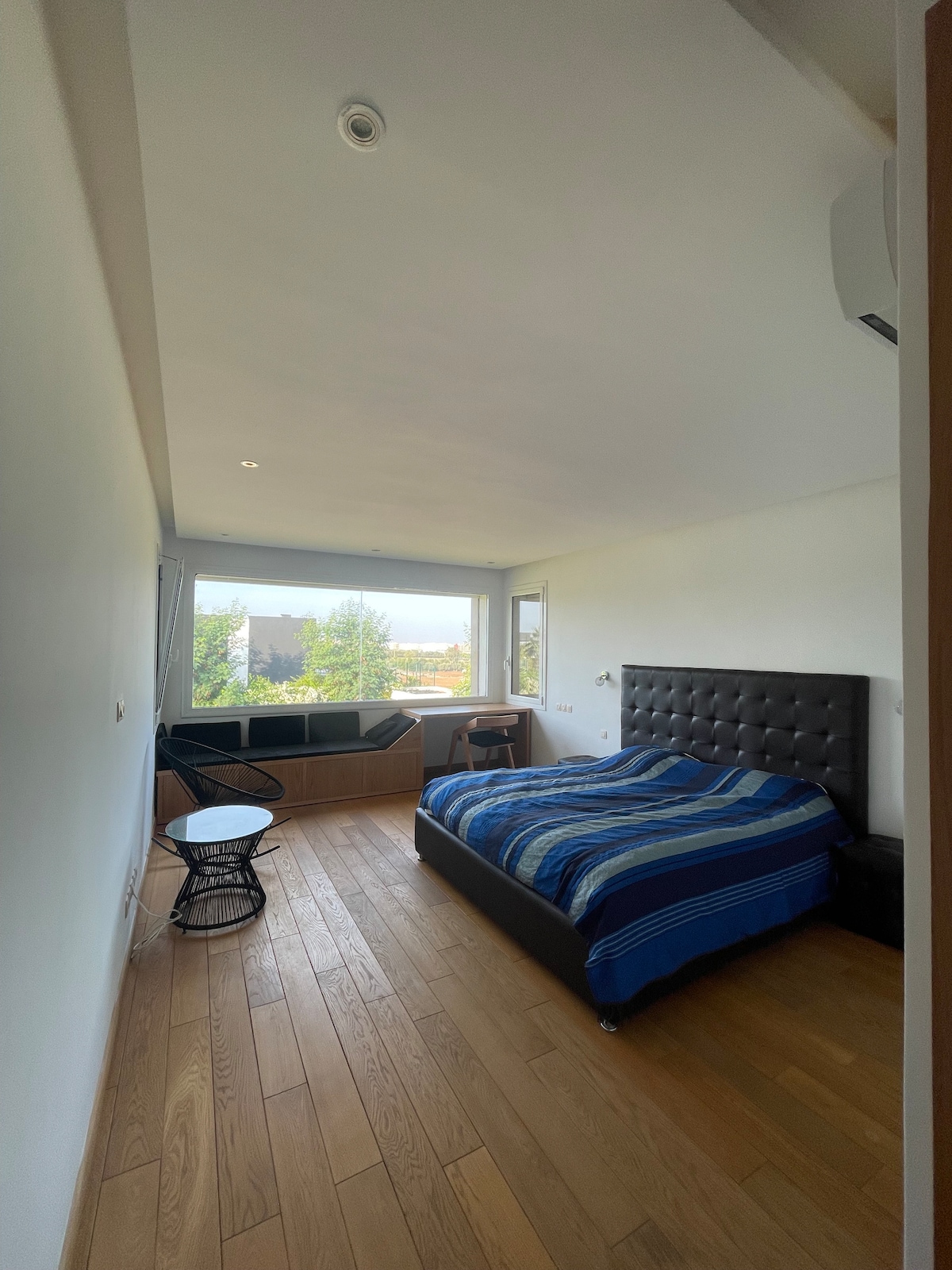 Spálňa 4  s výhľadom na záhradu , sedadlá, písací stôl a pohovka - všetky izby majú priestranné vstavané skrine