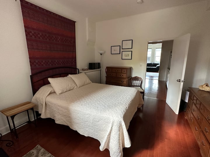 Pohodlná menšia manželská posteľ. Veľa zásuviek na oblečenie a osobné veci.