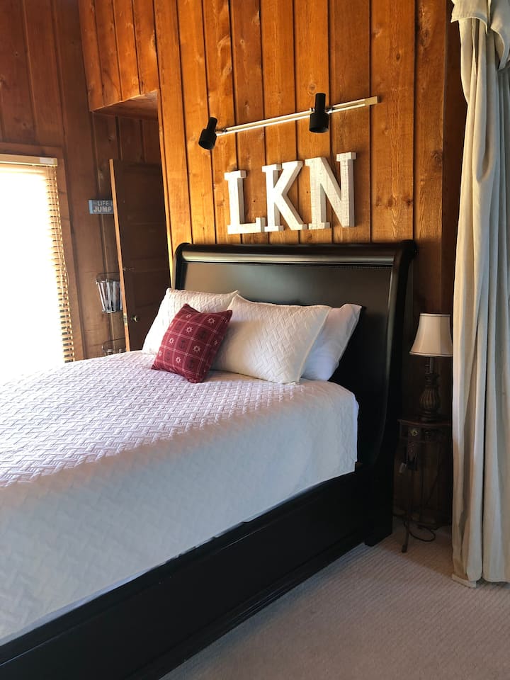 غرفة النوم الرئيسية - المستوى الرئيسي