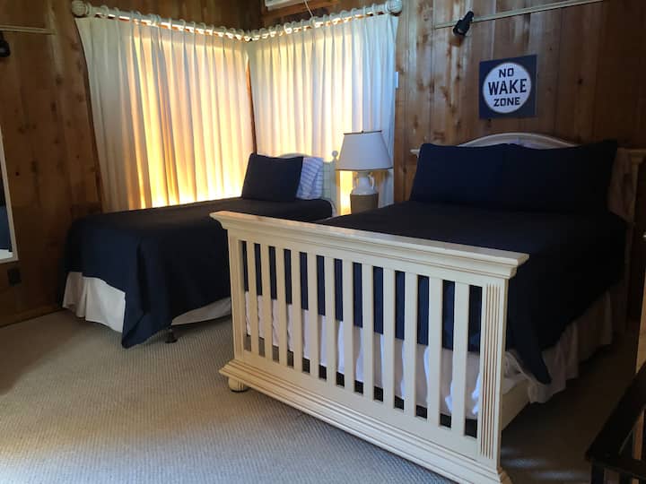 غرفة نوم في الطابق العلوي - أسرّة كاملة وتوأم