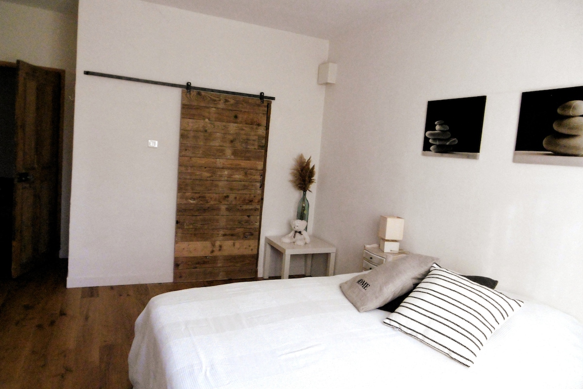 غرفة نوم 1 عرض الباب الأمامي وغرفة خلع الملابس