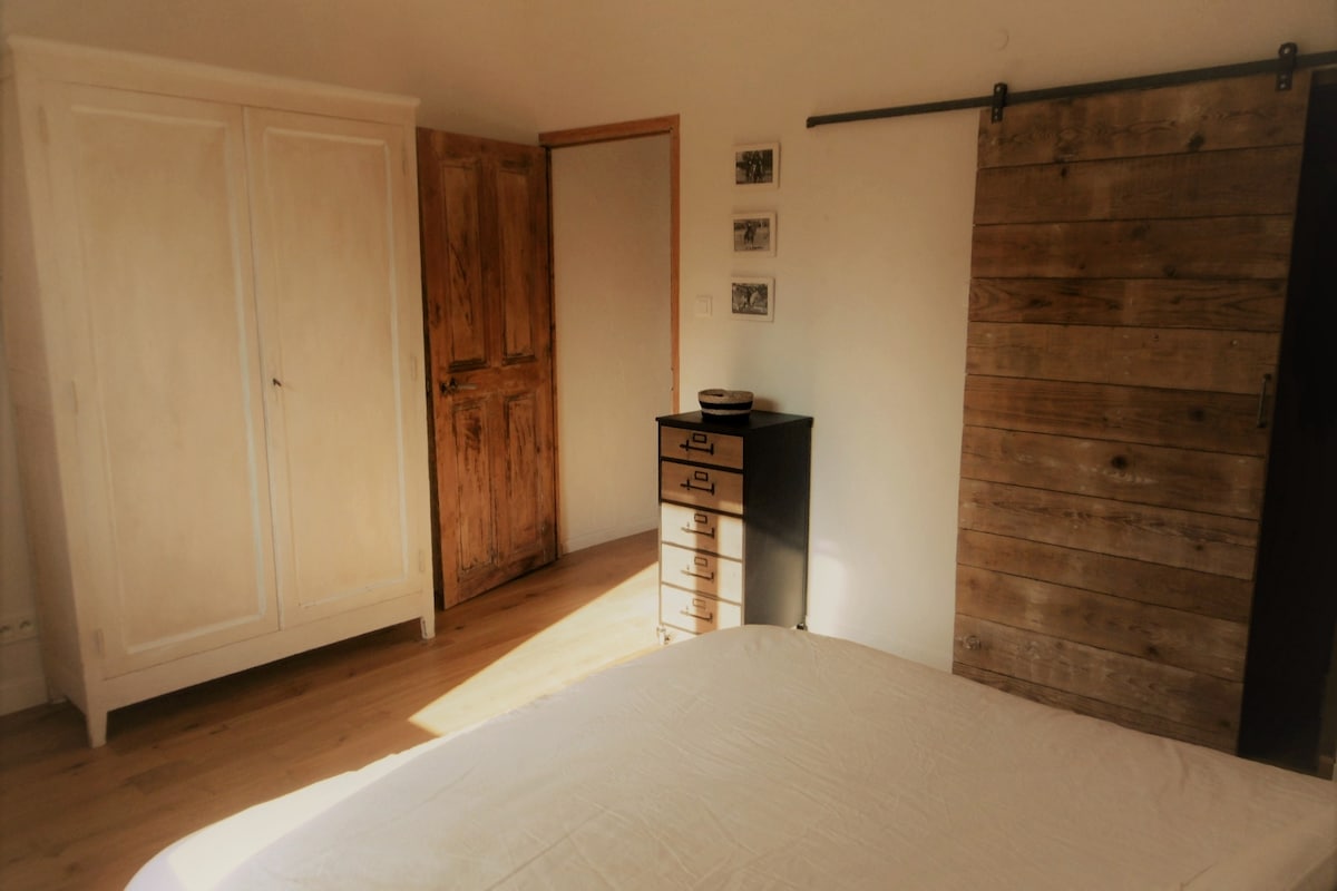 غرفة نوم 2 باب أمامي وباب ملابس