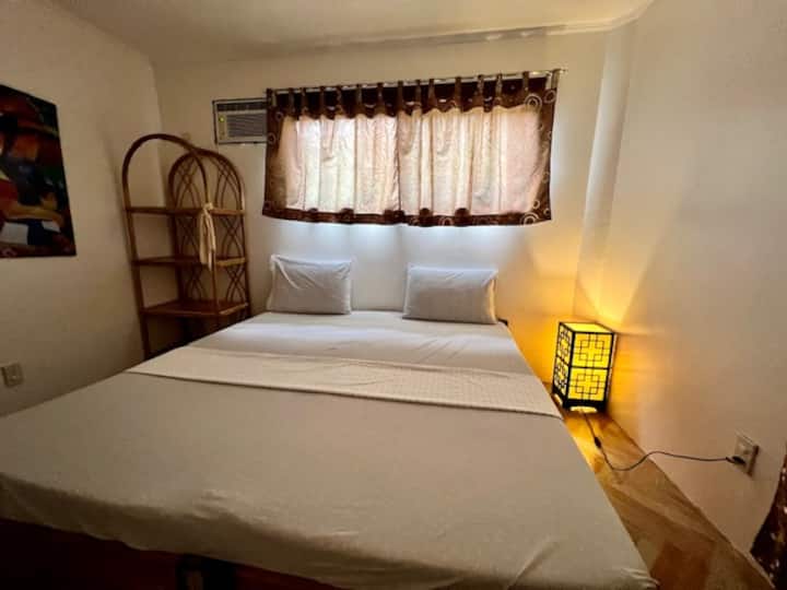 Dhomë gjumi kryesore në katin e poshtëm, e disponueshme me 1 krevat Kingsize ose 2 krevate me një madhësi dhe Aircon.