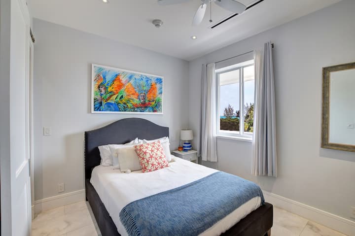 客房古怪，配备标准双人床。走进房间，感受美好的氛围！