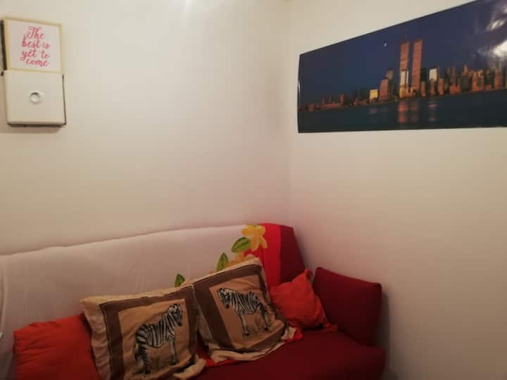 Chumba cha kulala cha ziada kilicho na kitanda cha sofa kwa watu wawili