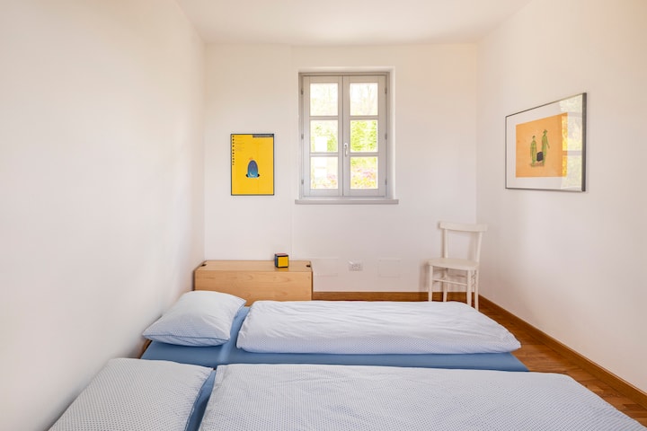 第二间卧室在一楼，配有两张单人床