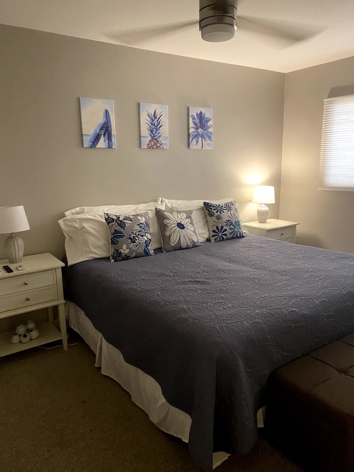 Habitación con TV y aire acondicionado