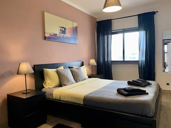 Quarto principal com cama de casal queen.