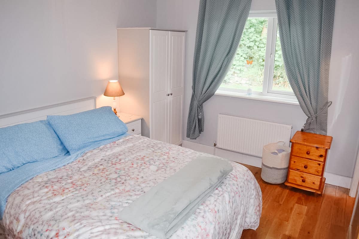 Glavna spavaća soba - bračni krevet (160x200), TV s zidom i  kupaonica.