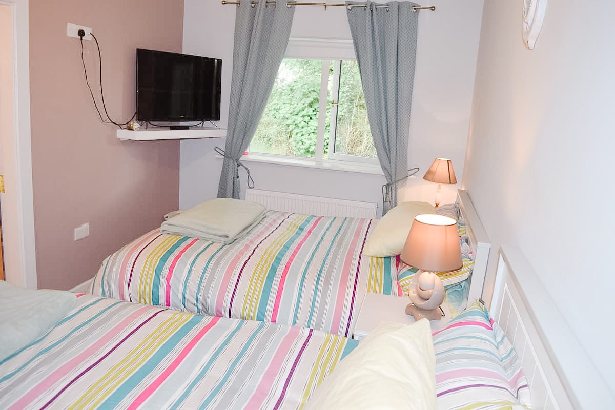 Spavaća soba br. 2 - dva bračna kreveta i kupaonica. Udobno je spavati 2 osobe, može primiti 4 osobe. 