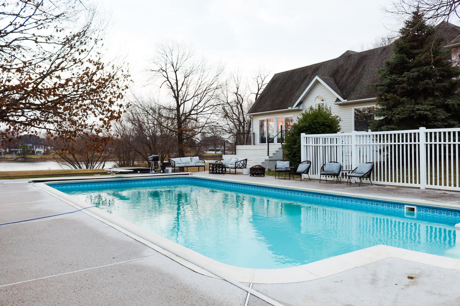 Year-Round Heated pool with Lakefront views