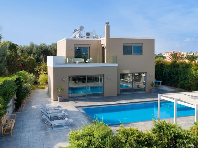 4-bedroom villa with pool, 300m from sandy beach