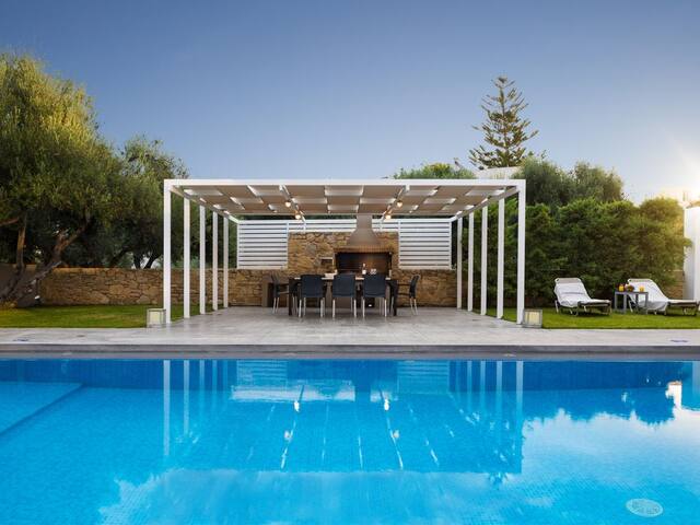 4-bedroom villa with pool, 300m from sandy beach gallery image 4