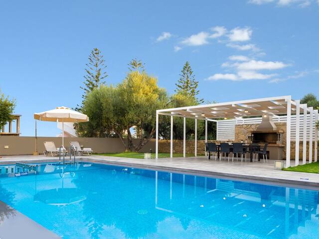 4-bedroom villa with pool, 300m from sandy beach gallery image 2