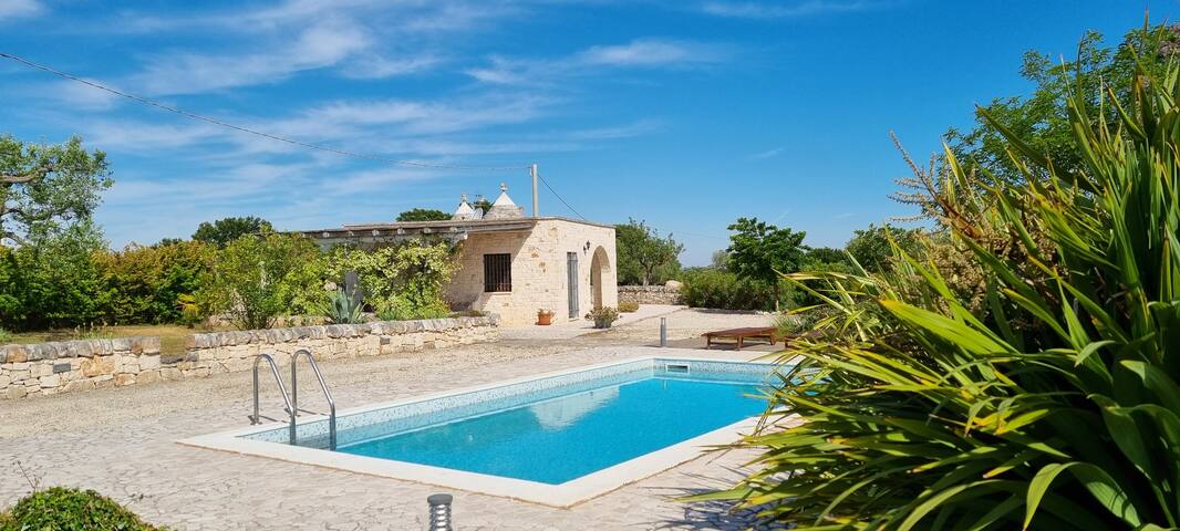 Trulli Bianchi con piscina e vista panoramica.